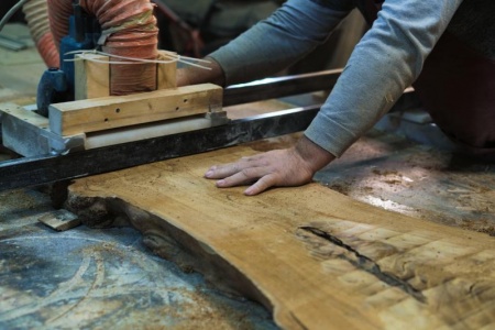 Pourquoi choisir une cuisine en bois massif fabriquée par des artisans locaux ?